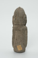 kamienna figura - Ujęcie z tyłu. Kamienna, rzeźbiona figura mężczyzny.