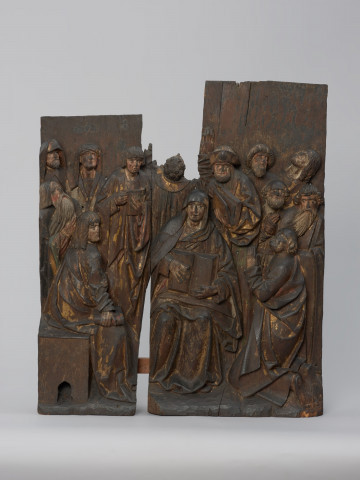 sztuka sakralna, kwatera ołtarza, płaskorzeźba - Ujęcie z przodu; Płaskorzeźba przedstawiająca Marię siedzącą pośród grupy 12 apostołów. Kwatera prawego skrzydła późnogotyckiego ołtarza pasyjnego z Wkryujścia (Ueckermünde).