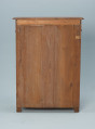 szafka - Ujęcie z tyłu. Szafka z drewna fornirowanego, w typie bieliźniarki, dwudrzwiowa z szufladą górną.