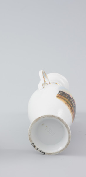 dekoracyjny wazonik z białej, nieprzezroczystej porcelany - Ujęcie spodu. Dekoracyjny wazonik z białej, nieprzezroczystej porcelany.
