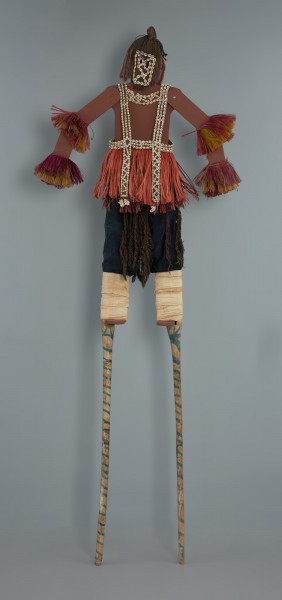 maska młodej dziewczyny z ludu Fulbe - Ujęcie z tyłu. Drewniana, rzeźbiona maska wykonana z włókna, wykończona fryzurą.