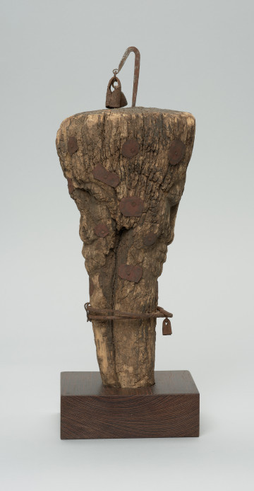 fetysz - Ujęcie z przodu. Drewniana rzeźba z elementami żelaznymi.