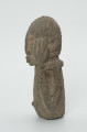 kamienna figura - Ujęcie lewego boku. Kamienna, rzeźbiona figura mężczyzny.