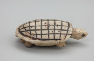 wyposażenie dziecięce, zabawka - Ujęcie lewej strony. Mała, kościana figurka żółwia.