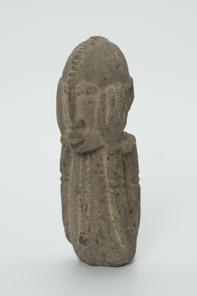 kamienna figura - Ujęcie z przodu, z lewej strony. Kamienna, rzeźbiona figura mężczyzny.