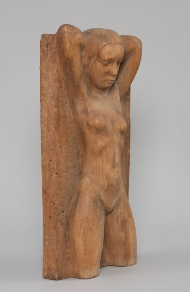 Wiosna - Ujęcie bokiem z prawej strony;  Płaskorzeźba przedstawia postać nagiej kobiety z nogami uciętymi na wysokości kolan. Głowa podparta z tyłu obiema rękoma, oczy zamknięte.