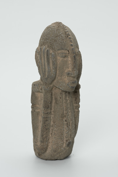 kamienna figura - Ujęcie z przodu, z prawej strony. Kamienna, rzeźbiona figura mężczyzny.