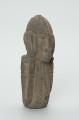 kamienna figura - Ujęcie z przodu, z prawej strony. Kamienna, rzeźbiona figura mężczyzny.