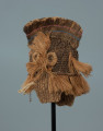 drewniana maska - Ujęcie maski z tyłu, z lewej strony. Drewniana, rzeźbiona maska mężczyzny.