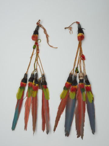 przedmiot ceremonialny, ozdoba ramion - Ujęcie z góry. Para naramienników wykonana z różnokolorowych ptasich piór oraz szklanych paciorków.