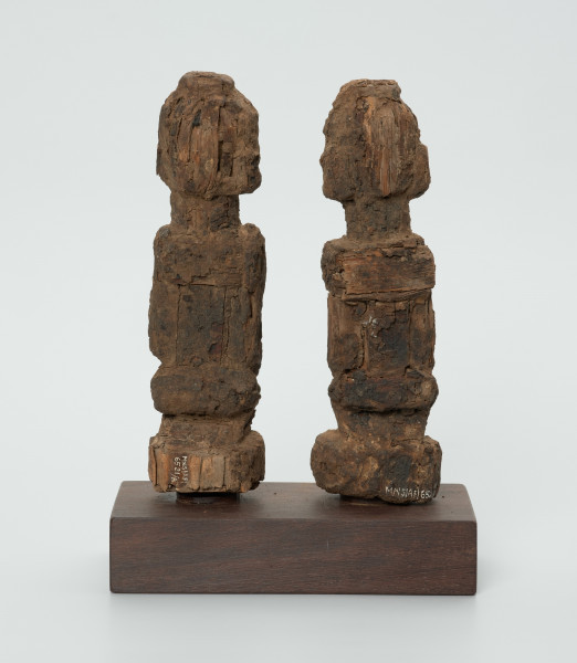 rzeźba - Ujęcie z tyłu. Drewniana figura przedstawiająca dwie rzeźbione postacie.