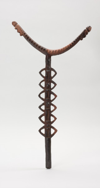 dolaba olubaru - Ujęcie w pionie z przodu. Drewniane, rzeźbione siedzisko w kolorze ciemnego brązu.