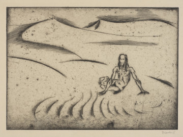 Ujęcie z przodu. Nagi mężczyzna, ascetycznie wychudzony, siedzi na piasku pustyni podpierając się dłońmi. Otaczające go wydmy wypełniają cały kadr grafiki.