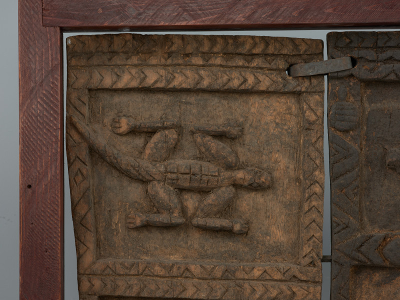 drzwi - Ujęcie drugiego detalu. Dwuczęściowe drewniane drzwiczki do spichlerza. Całość udekorowana płaskorzeźbami.