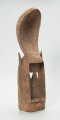 maska - Ujęcie z przodu, z prawej strony. Drewniana, rzeźbiona maska.
