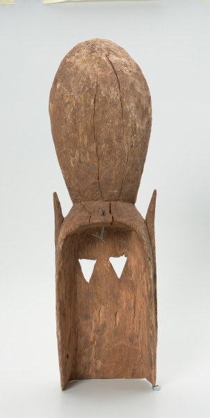 maska - Ujęcie z tyłu. Drewniana, rzeźbiona maska.