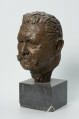 portret męski - Ujęcie z przodu skosem w lewą stronę; Rzeżba wykonana z brązu przedstawiająca głowę męską (prezydenta Rzeszy Paula von Hindenburga). Głowa umieszczona na niedużym postumencie.