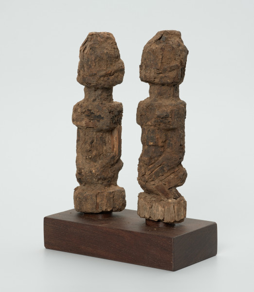 rzeźba - Ujęcie przodu z lewej strony. Drewniana figura przedstawiająca dwie rzeźbione postacie.