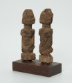 rzeźba - Ujęcie przodu z lewej strony. Drewniana figura przedstawiająca dwie rzeźbione postacie.