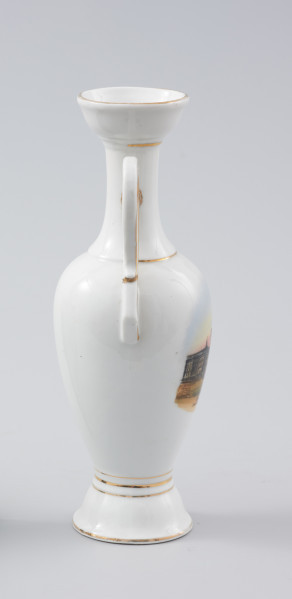 dekoracyjny wazonik z białej, nieprzezroczystej porcelany - Ujęcie lewej strony. Dekoracyjny wazonik z białej, nieprzezroczystej porcelany.