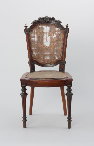 krzesło - Ujęcie z przodu. Drewniane krzesło z płasko wyściełanym siedziskiem i oparciem z plecionki