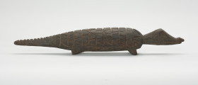 figura zoomorficzna: krokodyl - Ujęcie z boku z prawej strony. Drewniana, rzeźbiona figura krokodyla.