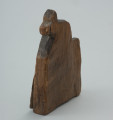 przedmiot kultowy, figurka - Ujęcie przodu skosem w lewą stronę. Figurka drewniana przedstawiająca konia z realistycznie zaznaczonym łbem i szyją.