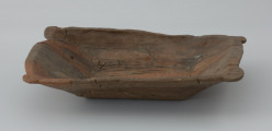 Niecka drewniana; dzieża - Ujęcie prawego dłuższego boku dzieży. Płytka niecka wydrążona w przepołowionym pniu drzewa liściastego, zaopatrzona w uchwyty ułatwiające przenoszenie