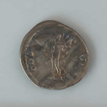 moneta; Srebrny denar Wespazjana - Ujęcie rewersu. Srebrny denar Wespazjana. Denar jest zachowany w dobrym stanie, zarówno wizerunki jak napisy na awersie i rewersie monety są czytelne.