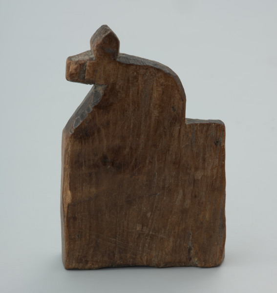 przedmiot kultowy, figurka - Ujęcie prawej strony w pionie. Figurka drewniana przedstawiająca konia z realistycznie zaznaczonym łbem i szyją.