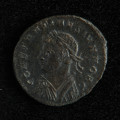 moneta; Follis (moneta z brązu) Konstantyna I - Ujęcie awersu. Follis (moneta z brązu) Konstantyna I. Moneta jest dobrze zachowana choć napisy są częściowo nieczytelne.