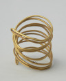 Pięciozwojowa spirala ze złorego drutu. - Ujęcie prawej strony spirali w pionie. Złota spirala z pięcioma zwojami z podwójnego drutu.
