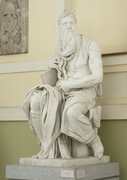 kopia rzeźby nagrobnej Michała Anioła - Ujęcie skosem do prawej strony; Marmurowa kopia rzeźby Michała Anioła 