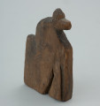 przedmiot kultowy, figurka - Ujęcie przodu skosem w prawą stronę. Figurka drewniana przedstawiająca konia z realistycznie zaznaczonym łbem i szyją.