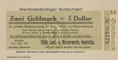 2 złote marki=10/21 dolara - Ujęcie z przodu. Jednostronny bon o nominale 2 złotych marek, z oliwkowym poddrukiem, z czarnymi gotyckimi i klasycznymi napisami. Strona główna: na oliwkowym siatkowym poddruku z herbem miasta, w kolorze czarnym mominał: Zwei Goldmark=10/21 Dollar. Poniżej czcionką fraktury w kolorze czarnym napis: für geleistete Abschlagszahlung auf Gas=, Storm= und Wasserverbrauch/ Dieser Gutschein wird bei Bezahlung der entgültigen Rechnung/ für Gas=, Storm= u. Wasserverbrauch in Zahlung genommen. Der Quittungsgutschein darf nicht allgemein in Verkehr gebracht werden. Po lewej stronie czcionką fraktury czarny napis: Neustettin,/ der 1. Dezbr. 1923/ Sorgfältig aufbewahren! Po prawej stronie czarny napis: Städt. Licht= u. Wasserwerke, Neustettin./ Ersatz für velorene Gutscheine wird nicht geleistet. Wzdłuż górnej krawędzi bonu czarny napis: Wertbeständiger Gutschein, a wzdłuż dolnej: Dieser Schein hat Gültigkeit bis zum Aufruf! oraz nazwa drukarni po lewej stronie: Norddeutsche Presse, Neustettin. Po lewej stronie w prostopadle oliwkowy nominał: 2 Goldmark i czarny muner seryjny bonu: 004579. Strona odwrotna: pusta. Papier kremowy.