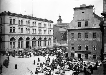 negatyw 13/18 - Ujęcie z przodu. Szczecin. Rynek Sienny ze starym Ratuszem około 1900.