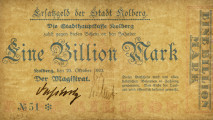 bon - Ujęcie przodu z poddrukiem Jednostronny bon z nominałe biliona marek, różowym poddrukiem i z niebieskimi gotyckimi napisami.