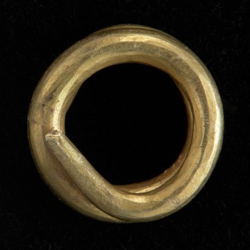 Zawieszka z drutu - Ujęcie z przodu. Złoty pierścień wykonany ze złotego drutu, trzykrotnie zawinięty.