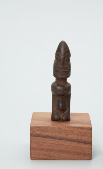 rzeźba - Ujęcie z przodu; Figura - postać przodka przedstawiająca przodka w pozycji siedzącej (klęczącej?) na ugiętych w kolanach nogach. Głowa duża, ok. ? powierzchni figurki. Wyraźnie zaznaczone rysy 