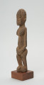 rzeźba - Ujęcie ze skosu z prawej; Figura - postać przodka w pozycji stojącej. Głowa podłużna, zaokrąglona. Rysy 