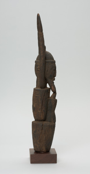 rzeźba - Ujęcie prawego boku. Figurka przedstawia Hogona – kapłana kultu Lebe. Widoczna broda, wyprostowane ręce uniesione do góry.