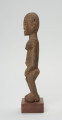 rzeźba - Ujęcie z prawego boku; Figura - postać przodka w pozycji stojącej. Głowa podłużna, zaokrąglona. Rysy 