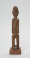 rzeźba - Ujęcie z tyłu; Figura - postać przodka w pozycji stojącej. Głowa podłużna, zaokrąglona. Rysy 