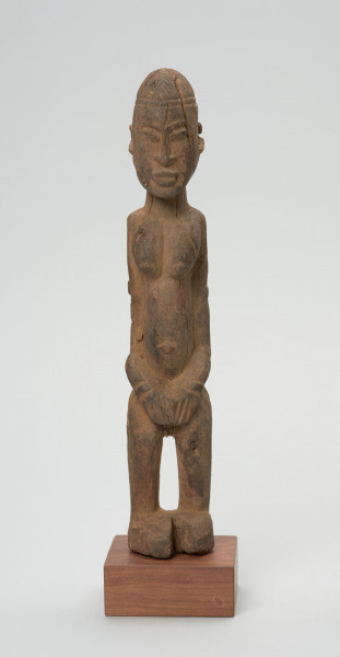 rzeźba - Ujęcie z przodu; Figura - postać przodka w pozycji stojącej. Głowa podłużna, zaokrąglona. Rysy 