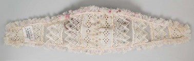E/538/ML - Ubiór głowy w formie diademu przybrany aksamitnymi kwiatami, wstążkami, tiulem i srebrnymi paciorkami. Noszony przez mężatki.
