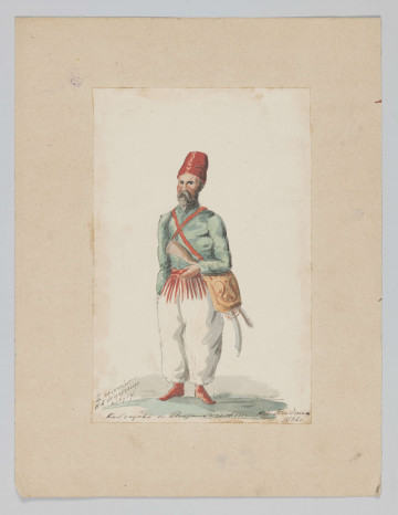 S/G/103/ML - Całopostaciowy portret mężczyzny w ludowym stroju tureckim. Ubrany w białe, szerokie spodnie i zieloną koszulę z czerwonymi frędzlami. Na stopach czerwone buty. Przez ramię przewieszona szabla i torba. Na głowie czerwony fez.