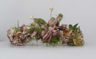 E/540/ML - Ubiór głowy kobiecy w formie wianka wykonany z różnokolorowych kwiatów z płótna oraz zielonych listków. Całość umocowana na drucie.

