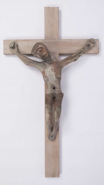 E/367/ML - Rzeźba w glinie przedstawiająca Chrystusa Ukrzyżowanego. Głowa schylona lekko w prawa stronę. Ciało nagie. Nogi podkulone i przebite żelaznym gwoździem. Glina wypalona.