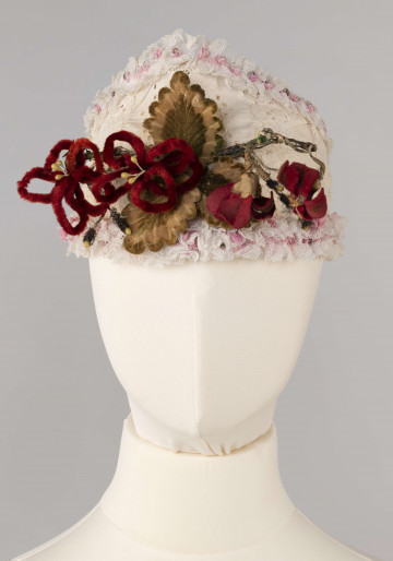 E/538/ML - Ubiór głowy w formie diademu przybrany aksamitnymi kwiatami, wstążkami, tiulem i srebrnymi paciorkami. Noszony przez mężatki.
