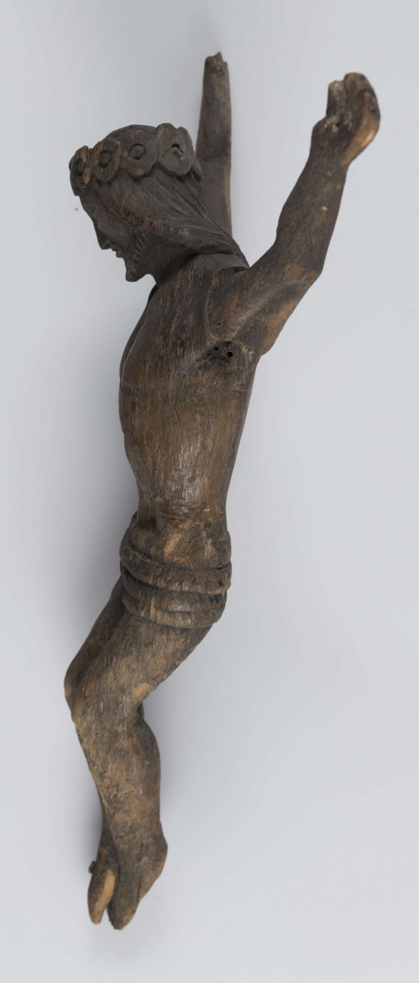 E/418/ML - Rzeźba przedstawiająca Chrystusa Ukrzyżowanego. Głowa okolona włosami pochylona w prawą stronę. Na głowie cierniowa korona. Nogi podgięte w kolanach. Wykonana w drewnie lipowym.